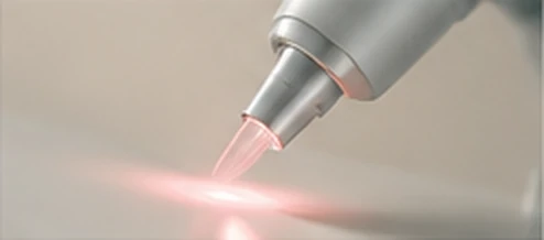 レーザー機器の照射をモチーフにしたイメージ画像